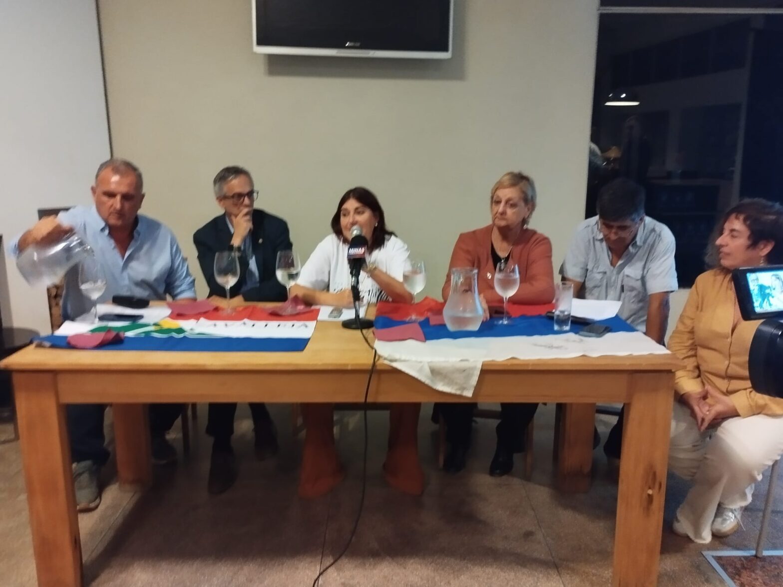 Lilian Kechichian y Rodrigo Arim junto a dirigentes locales del Frente Amplio, en su visita a Minas