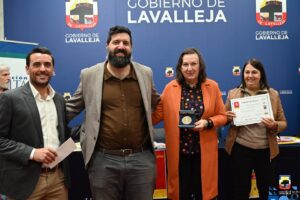 Diego Paseyro recibiendo el premio nacional de narrativa