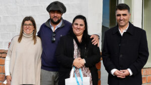 La ministra Tamara Paseyro y el presidente de Mevir Andrés Lima, en la entrega de soluciones habitacionales en Villa del Rosario