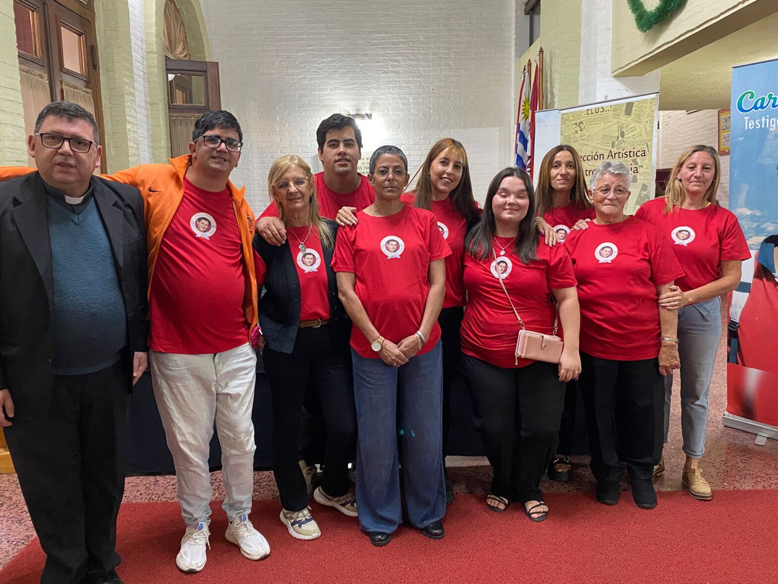 Fernando Pereira con voluntarios que trabajan en actividades solidarias en la Santa Teresita