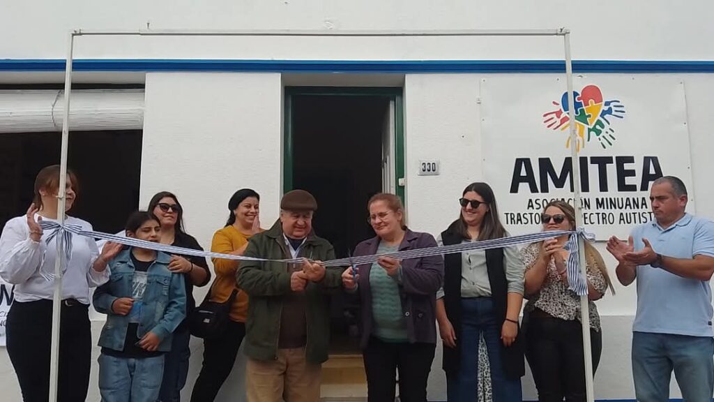 Tradicional corte de cinta para la inauguración de la sede de AMITEA