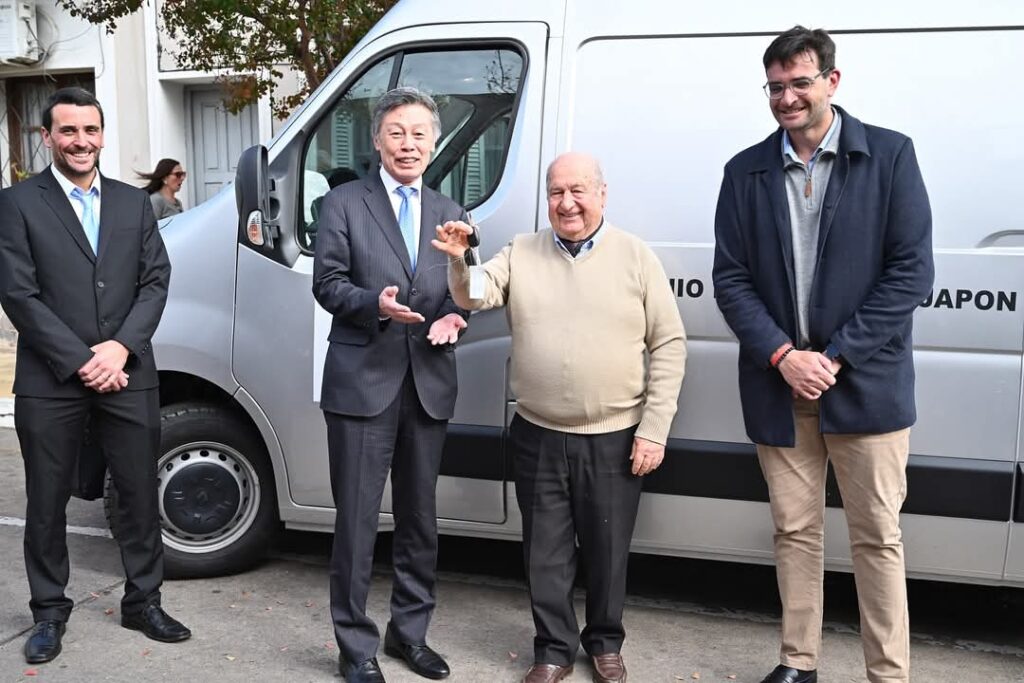 El embajador de Japón Kenichi Okada entrega al intendente Herman Vergara las llaves del vehículo de atención en salud bucal, los acompaña Martín Clavijo de AUCI.