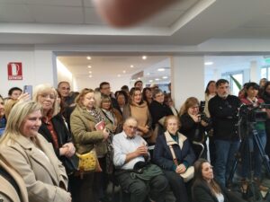 Un público cálido y emocionado acompañó y aplaudió las asunciones de las autoridades de la salud.