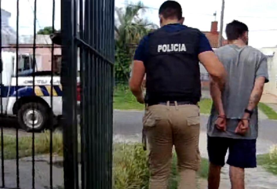 Detenido saliendo esposado desde vivienda (Foto: Prensa Jefatura de Policía de Lavalleja)