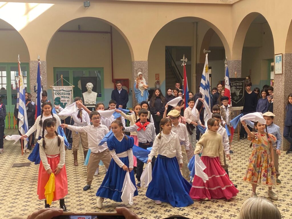 Emotivo acto patrio en el Colegio y Liceo Ntra. Sra. del Verdún
