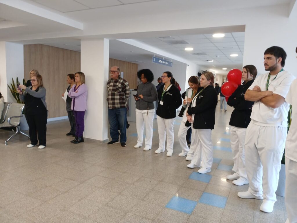 Funcionarios de la salud muy atentos en la charla informativa