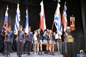Representaciones militares y liceales en el acto patrio que se llevó a cabo en el teatro Lavalleja (Foto: Prensa IDL)