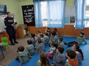 Taller del programa Un policía, un amigo para alumnos de jardín de infantes (Foto: Prensa Jefatura de Policía de Lavalleja)