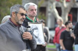 Como en tantas otras movilizaciones populares en Minas, familiares de Margaret Burgueño (detenida desaparecida minuana, durante la pasada dictadura) llevaron un retrato de ella al acto por el 1° de Mayo.