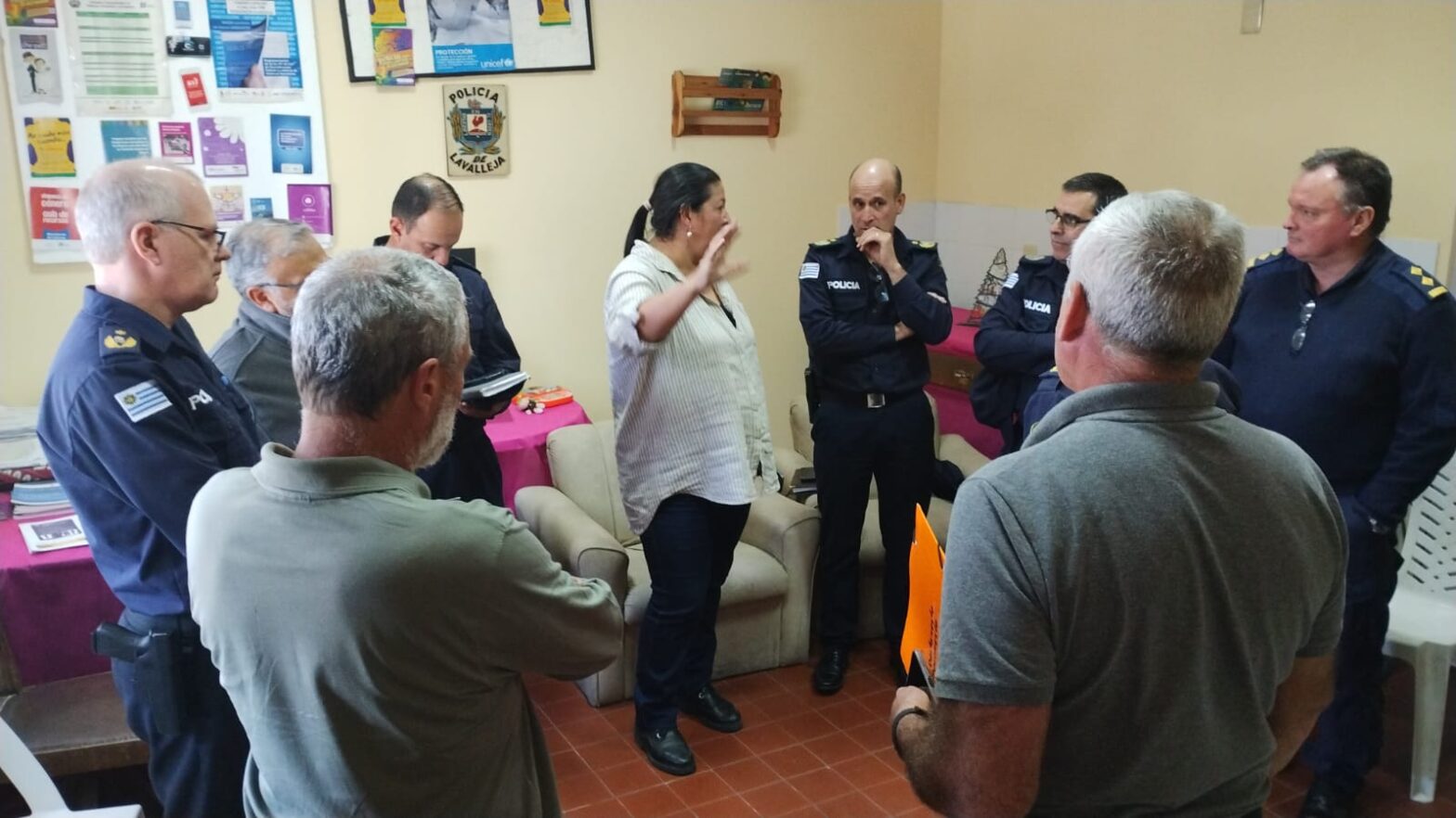 El comando de la Jefatura de Policía de Lavalleja en la Seccional Segunda de Solís de Mataojo, junto a la alcaldesa de la localidad y otros referentes de la zona. (Foto: Prensa Jefatura de Policía de Lavalleja)