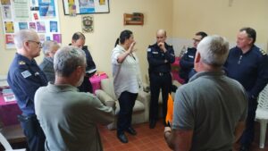 El comando de la Jefatura de Policía de Lavalleja en la Seccional Segunda de Solís de Mataojo, junto a la alcaldesa de la localidad y otros referentes de la zona. (Foto: Prensa Jefatura de Policía de Lavalleja)