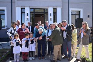 Autoridades, niños y la vecina Emma Herrera con sus 102 años de vida, en el tradicional corte de cinta (Foto: Prensa IDL)