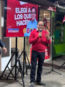 Robert Bouvier dirigiéndose al público que acompañó su cierre de campaña