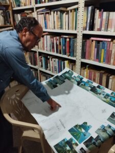 Juan Martín Frachia, con el plano de las ciclovías a instalar en Minas.