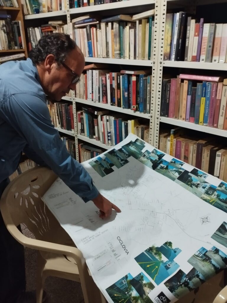 Juan Martín Frachia, con el plano de las ciclovías a instalar en Minas.