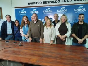 Carol Aviaga con Álvaro Delgado y el equipo de campaña de la Lista 404.