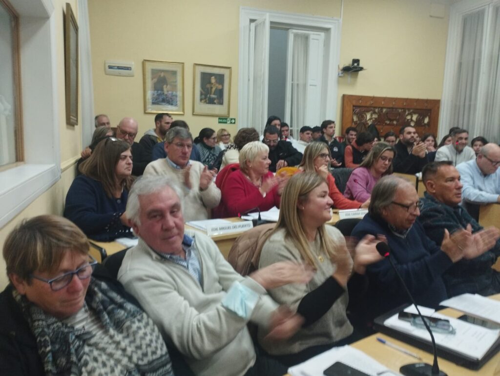 Plenario de la JDL, ediles aplaudiendo la votación, ediles cuestionando la votación.