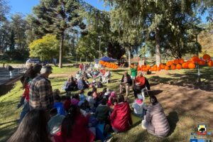 Personas de todas las edades dedicadas a la lectura con la Helateca ubicada en el parque Rodó