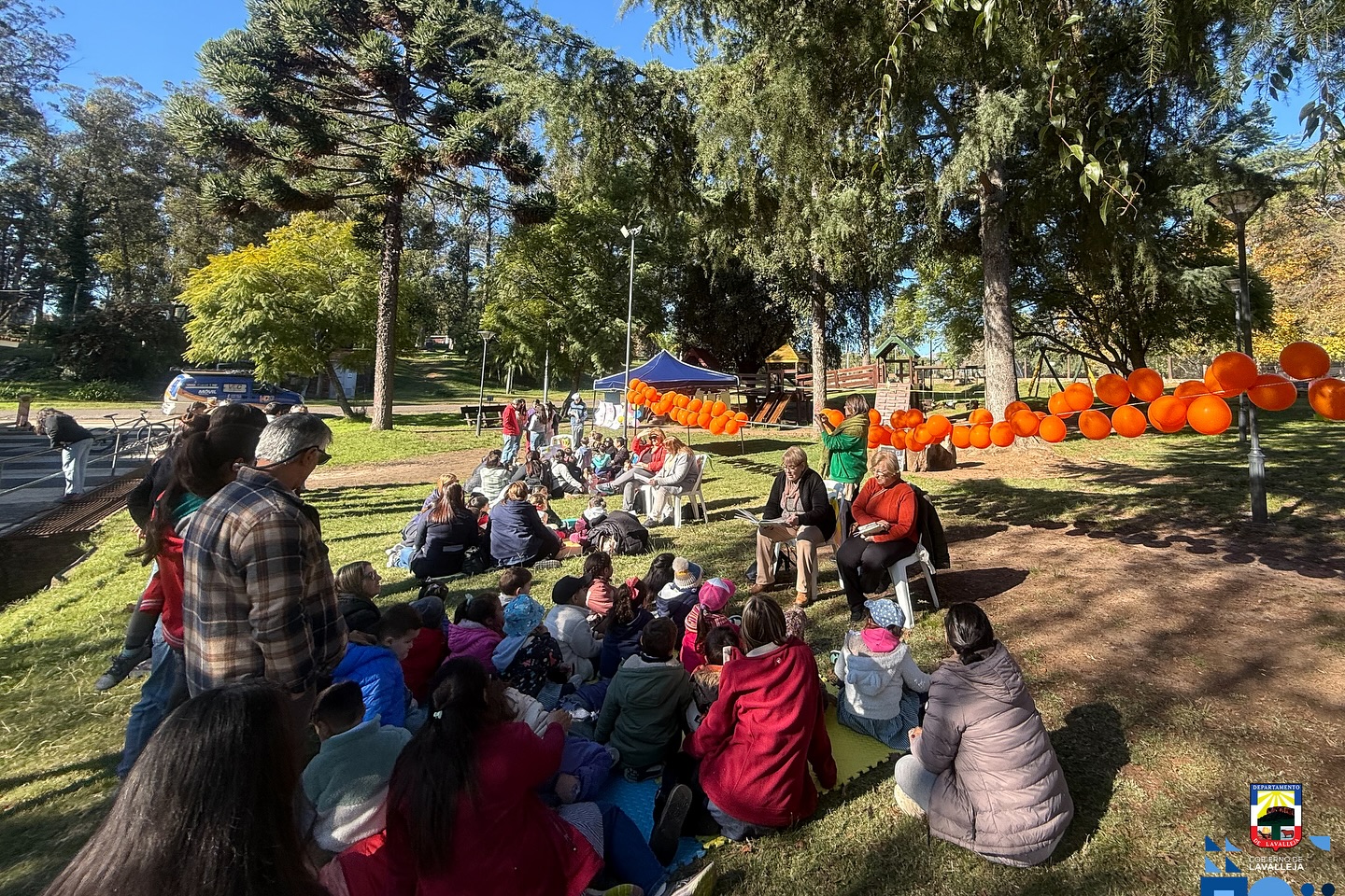 Personas de todas las edades dedicadas a la lectura con la Helateca ubicada en el parque Rodó