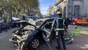 Auto siniestrado que estuvo en exposición ayer en plaza Libertad (Foto: Prensa IDL)