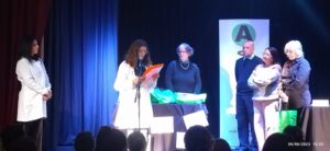 Integrantes del jurado acompañando a los escolares