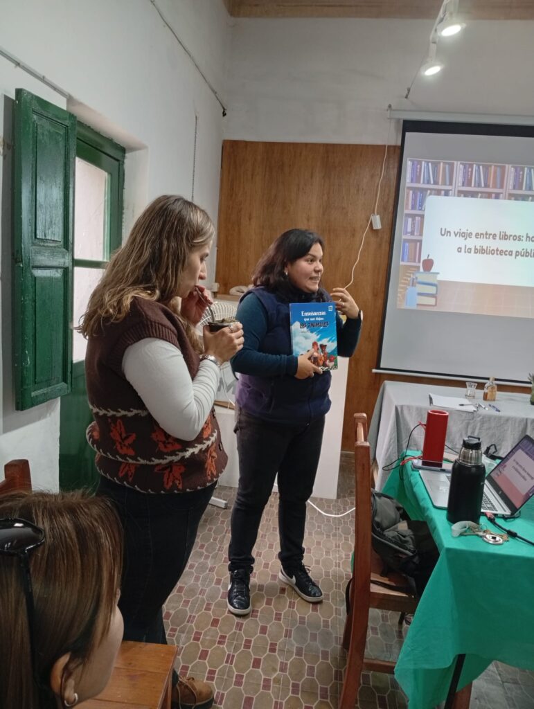 Interesante taller en Amigos del Arte sobre la Fundación de la Biblioteca Pública