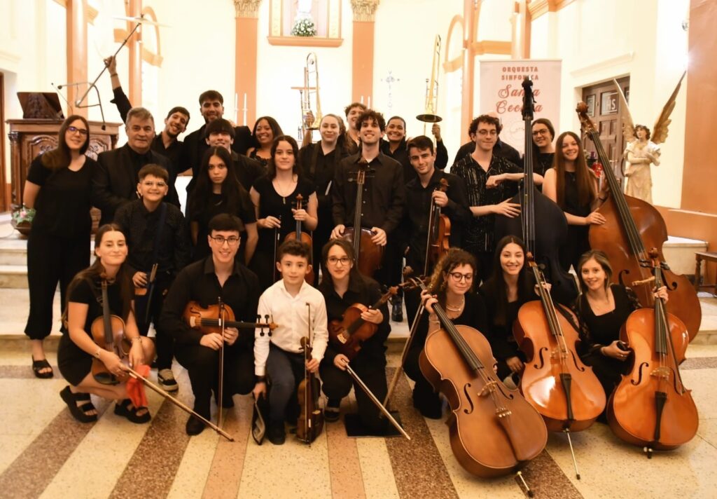 Julio Aparicio con integrantes de la Orquesta Santa Cecilia