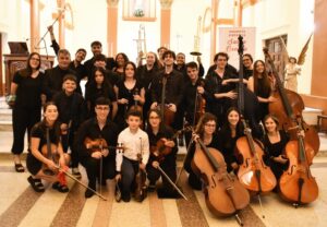 Julio Aparicio con integrantes de la Orquesta Santa Cecilia