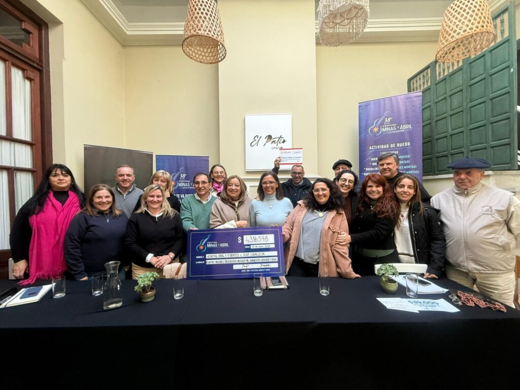 Autoridades del hospital y la Rap Lavalleja, junto a integrantes de la comisión organizadora del Festival Minas y Abril