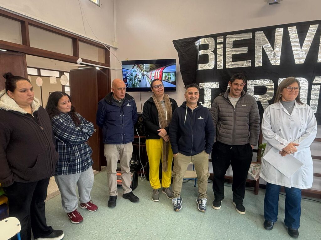 Loreley Gutiérrez, directora del Jardín 114 junto a padres y colaboradores de la institución