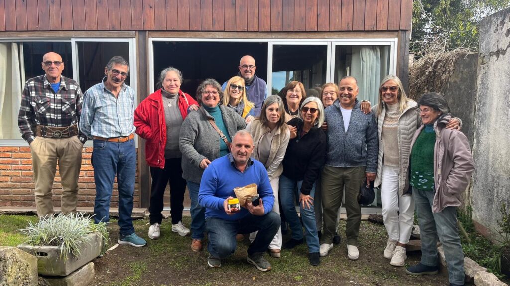 Daniel Ximénez junto a militantes del FA, en Mariscala. (Foto: difusión Daniel Ximénez)