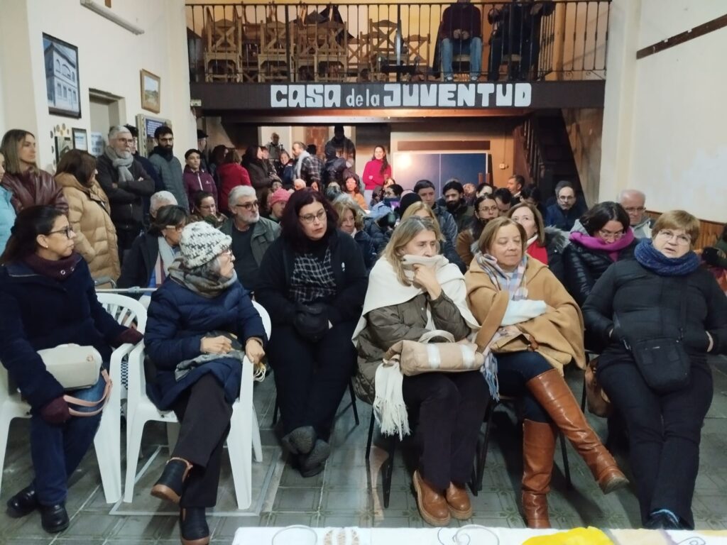 Colmada la sala de Casa de la Juventud.