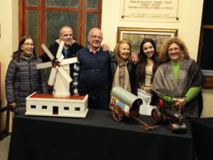 Cristina Lampariello junto a Horacio y Mirta, y familiares, junto a algunas réplicas en miniatura.