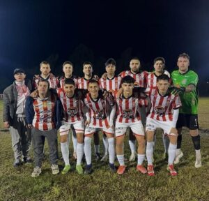 Integración de Lavalleja que el sábado ganó 1 a 0 a Escuela Industrial en el Estadio “Domingo Uría” de Río Branco. Parados: Brayan Velásquez, Lucas Velázquez, Mateo Díaz, Santiago Pereira, Rudy Viera, Nicolás Suárez, Valentín Fernández. Agachados: Jonathan Pérez, Brahian Vergara, Osvaldo Vázquez, Nagüel Quimbo. (Foto: Face Lavalleja)