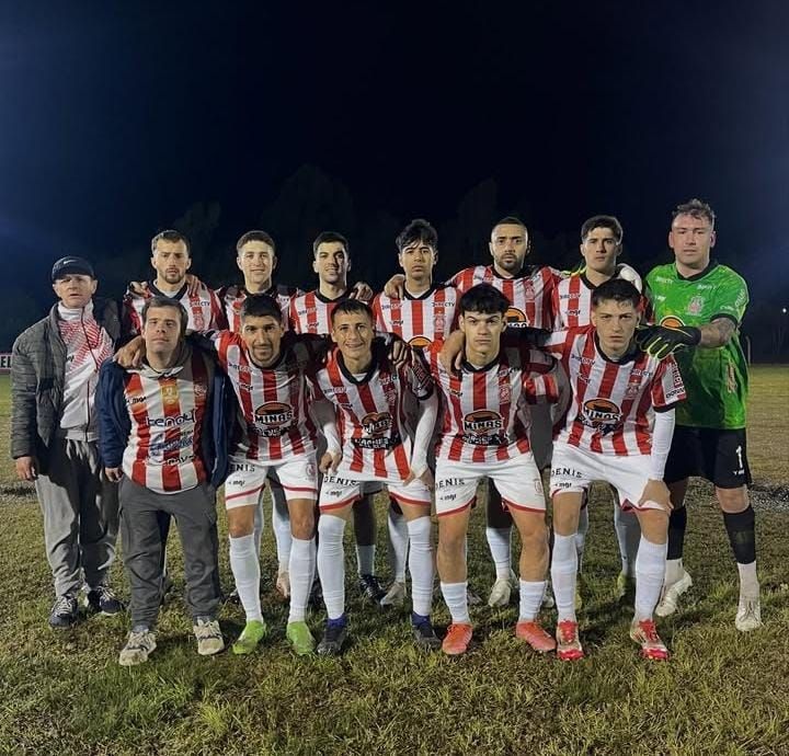Integración de Lavalleja que el sábado ganó 1 a 0 a Escuela Industrial en el Estadio “Domingo Uría” de Río Branco. Parados: Brayan Velásquez, Lucas Velázquez, Mateo Díaz, Santiago Pereira, Rudy Viera, Nicolás Suárez, Valentín Fernández. Agachados: Jonathan Pérez, Brahian Vergara, Osvaldo Vázquez, Nagüel Quimbo. (Foto: Face Lavalleja)