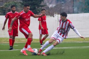 Nagüel Quimbo en plena puja por el balón ante un defensor de Escuela Industrial. (Foto Gentileza Víctor Píriz).