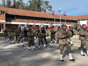 Efectivos desfilando y rindiendo honores a las autoridades presentes