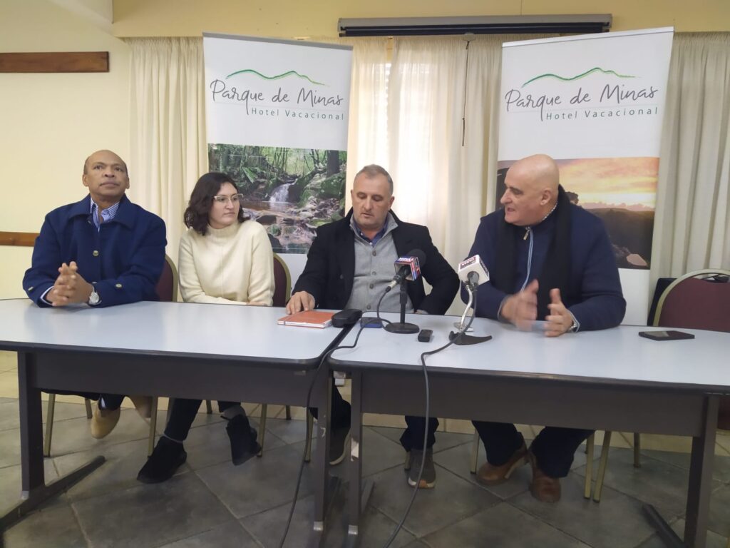 José Luis Moreira, Ximena Caprole, Daniel Ximénez y Roberto Bentancor en ronda de prensa