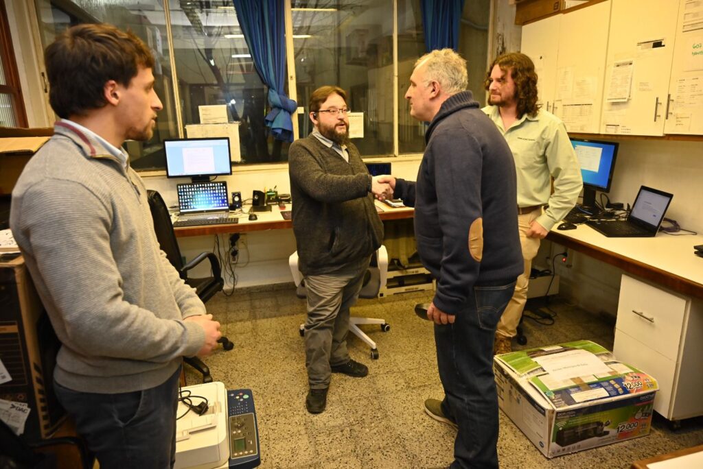 Daniel Ximénez saludando a funcionarios de la IDL