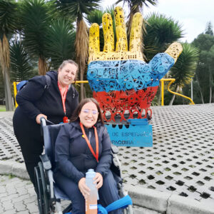 Mikaela junto a su madre Yanet González