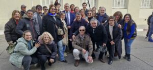 Daniel Ximénez junto a simpatizantes del Frente Amplio y vecinos, en las afueras de la Intendencia de Lavalleja. 