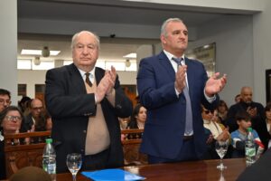 Herman Vergara y Daniel Ximénez, durante la ceremonia realizada ayer en la Intendencia de Lavalleja. (Foto: Dirección de Comunicación de la Intendencia de Lavalleja)