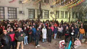 Mucho público siguió el acto por una pantalla gigante, fuera del teatro. 