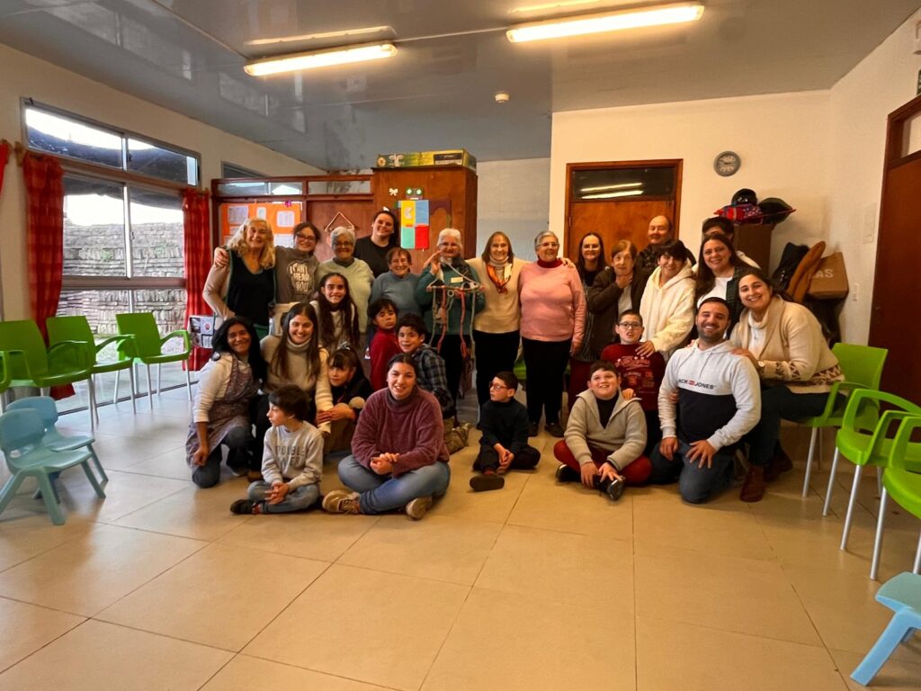 Integrantes de Amistad y Alegría en una actividad compartida con chicos del Centro Despertar