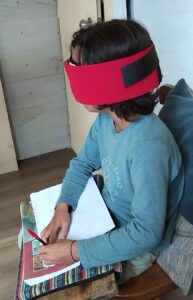 Niño, en una sesión de desarrollo de la visión extraocular. 