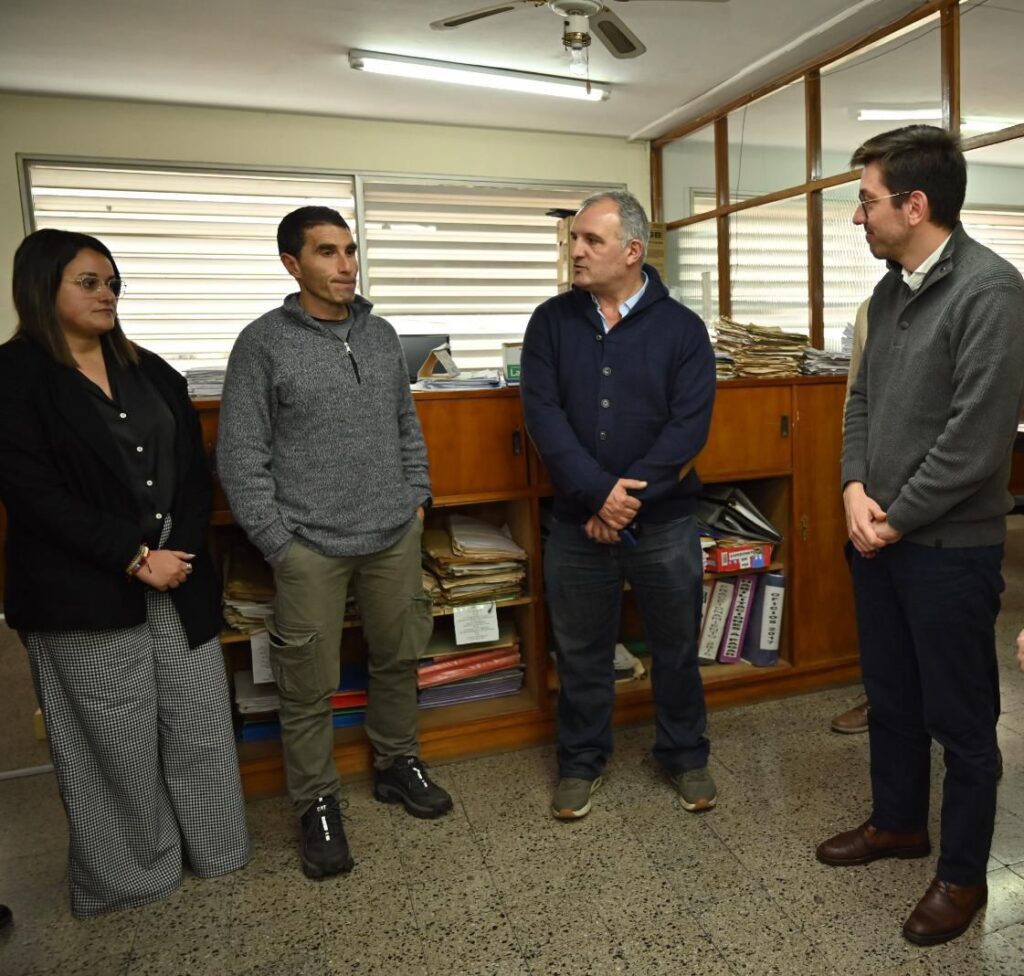 Daniel Ximénez visitando la oficina de Urbanismo y Ordenamiento Territorial junto con Felipe De los Santos y parte del equipo de trabajo.