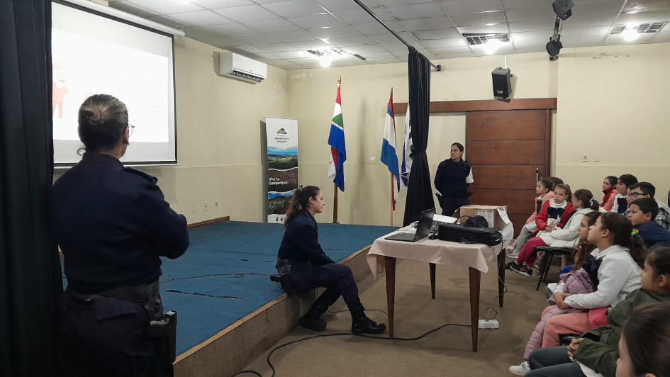Taller de Policía comunitaria orientada a problemas para escolares de Solís de Mataojo (Foto: Prensa Jefatura de Policía de Lavalleja)
