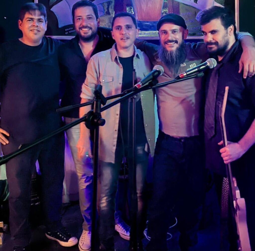 Terribles músicos Leonardo Machado (voz), Carlos Lobelcho (guitarra), Sebastián Larrosa (bajo), Rodrigo Vigo (guitarra) y Pedro Larrosa (batería).