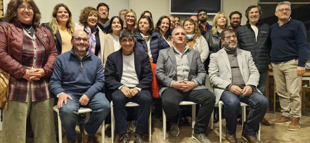El equipo de directores junto a Daniel Ximénez, el diputado Javier Umpiérrez y el presidente del Frente Amplio Fernando Pereira.