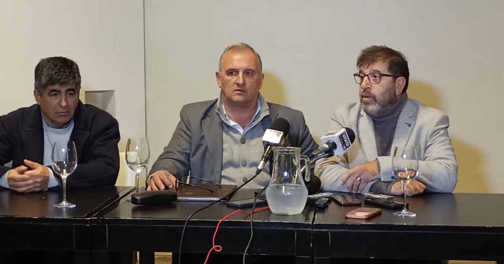 Daniel Ximénez junto al diputado Javier Umpiérrez y al presidente del Frente Amplio, Fernando Pereira.